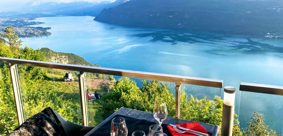 table de restaurant avec vue sur le lac du bourget