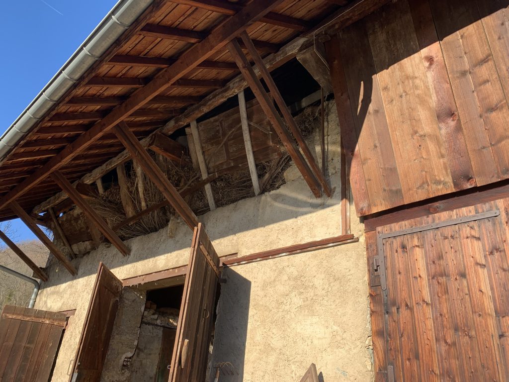 Vue de la façade d'une grange avec vue sur le lac du Bourget