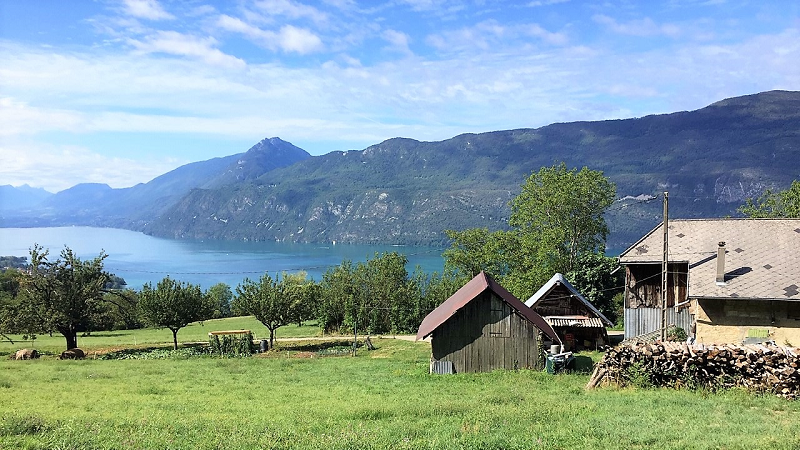 Un grand gite 10 personnes en Savoie avec vue sur le lac du Bourget