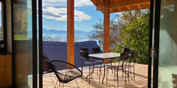 La terrasse du gite de l'Eterlou avec sa vue sur le lac Une large terrasse en bois avec une table 6 personnes et une belle vue sur le lac et la nature