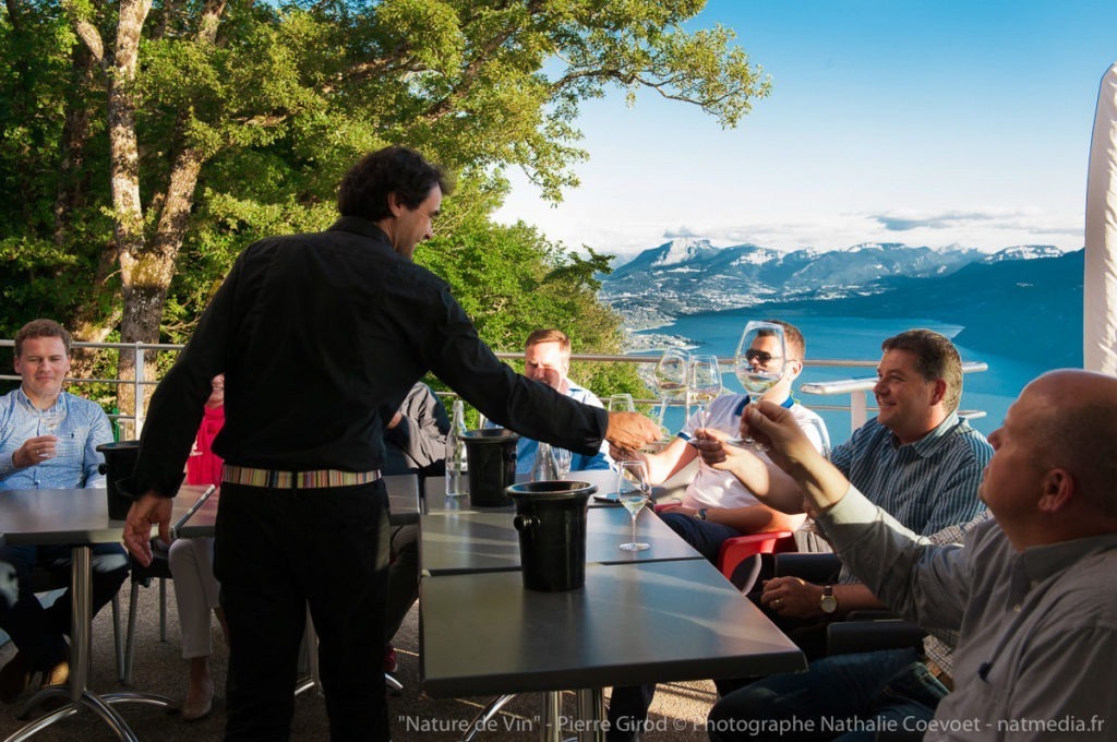Pierre Girod, dégustation de vins Pierre Girod fait déguster son vin à quelques vacanciers. Une expérience d'œnologie unique sur le territoire de la Riviera des Alpes.