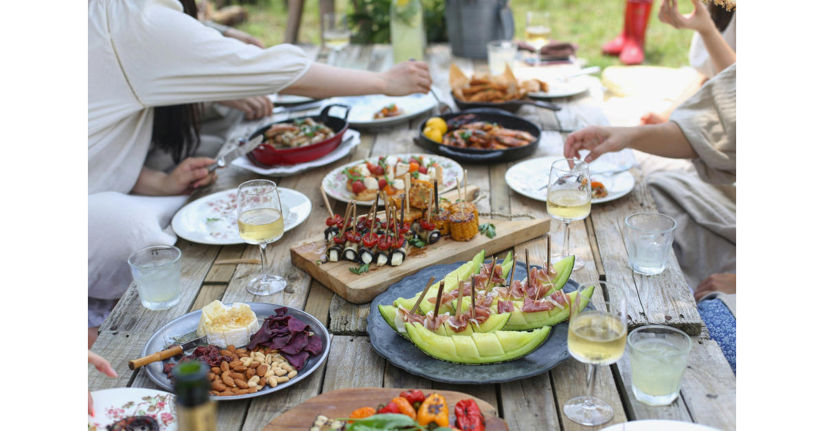 Une table est dressée avec des victuailles pour un repas.