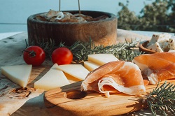 - PLANCHE APÉRO 40 euros (2pers) -  viande séchée, jambon cru de Savoie, saucisson de Savoie, 3 sortes de fromage : Cru jeune de Savoie - Reblochon fermier - Tome des Bauges
