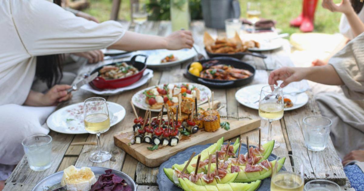 Una table avec un buffet pique nique installé