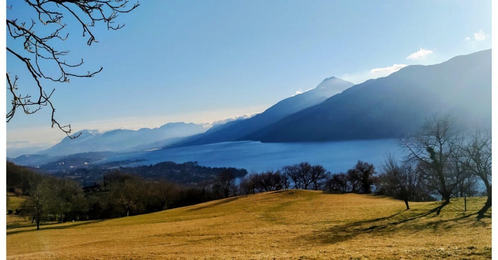 Une vue sur le lac du Bourget en Savoie.