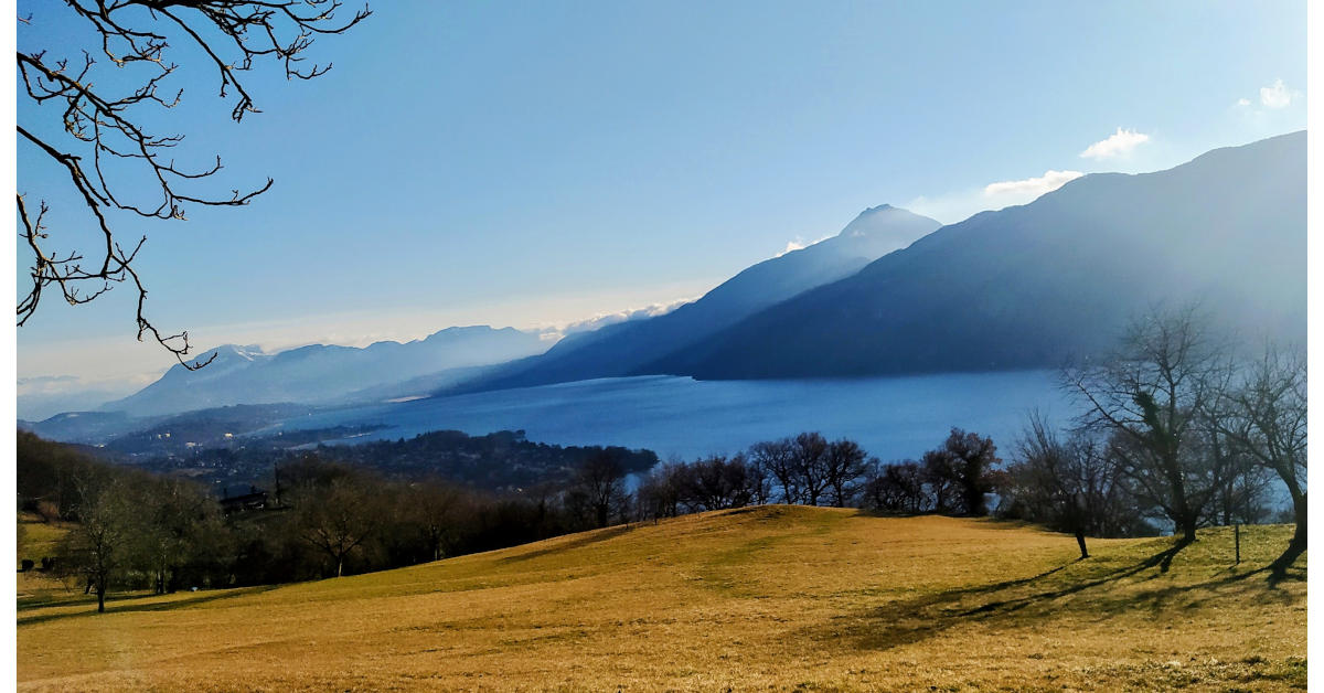 Une vue sur le lac du Bourget en Savoie.