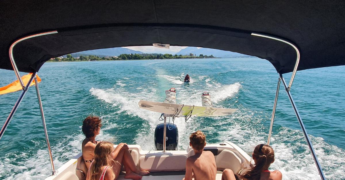 Groupe d'amis faisant du bateau sur le lac du Bourget.