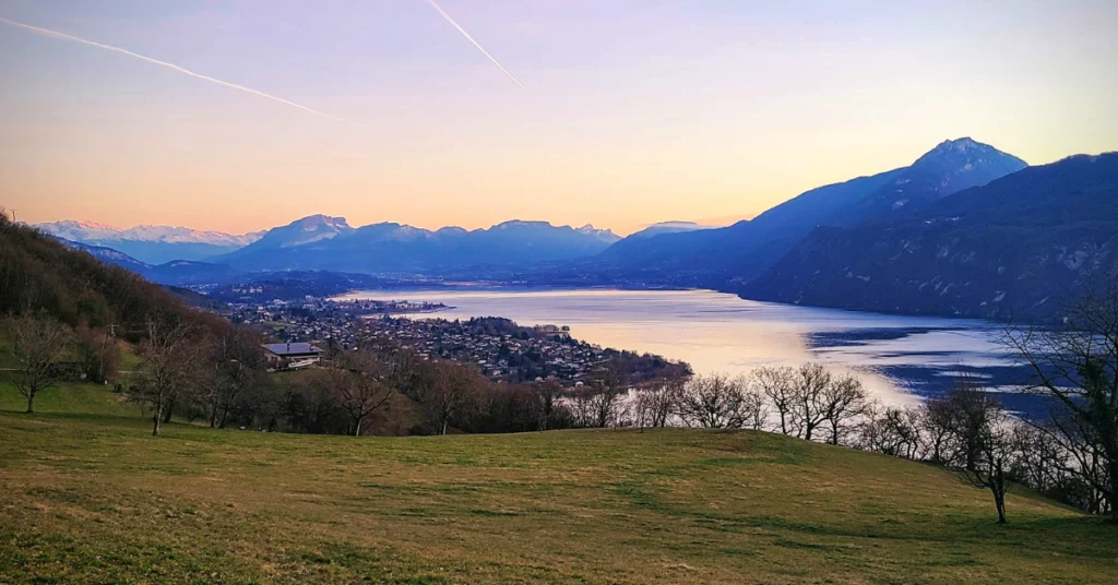 sunset-alpage-vue-lac Vue sur le lac du Bourget depuis L'Alpage au coucher du soleil.