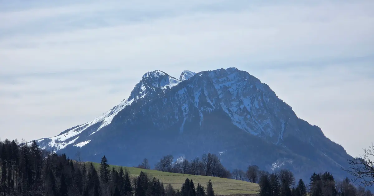 Le Mont Colombier enneigé dans les Bauges, priche de La Grange de Capucine