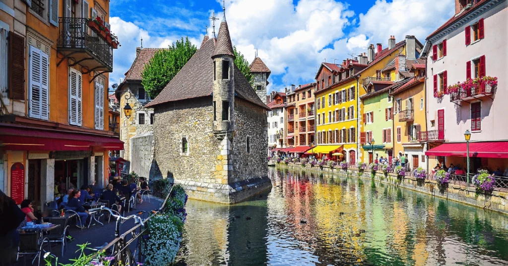 annecy-haute-savoie-les-granges-de-capucine-gites La ville d'Annecy ave son canal, son ancienne prison et le charme de sa vieille ville. A découvrir pendant un séjour aux Granges de Capucine.