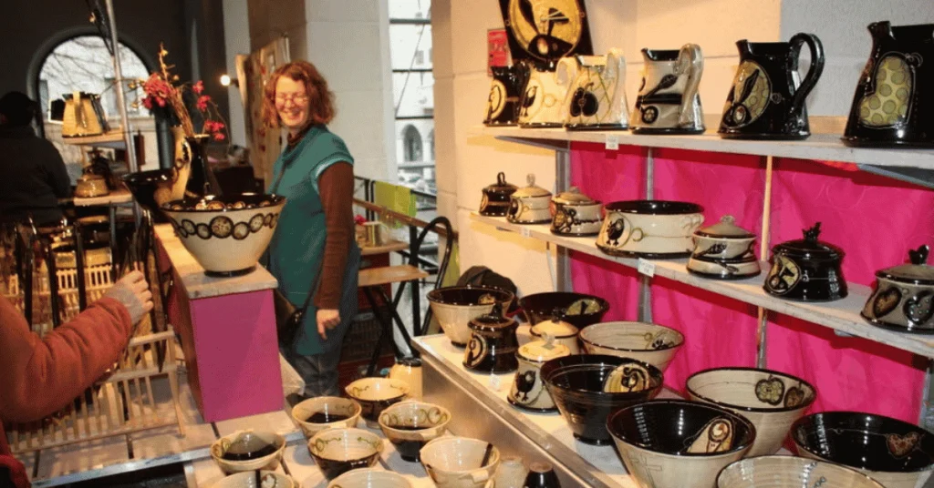 artisan-ceramiste-atelier-poterie-bauges-savoie-les-granges-de-capucine Une céramiste présente ses créations dans son atelier, au cours d'un stage de poterie organisé pendant un séjour aux Granges de Capucine.