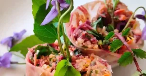 Wraps végétariens garnis de crudités et décorés de fleurs sauvages, réalisés lors d'un atelier de cuisine de cohésion d'équipe en Savoie.