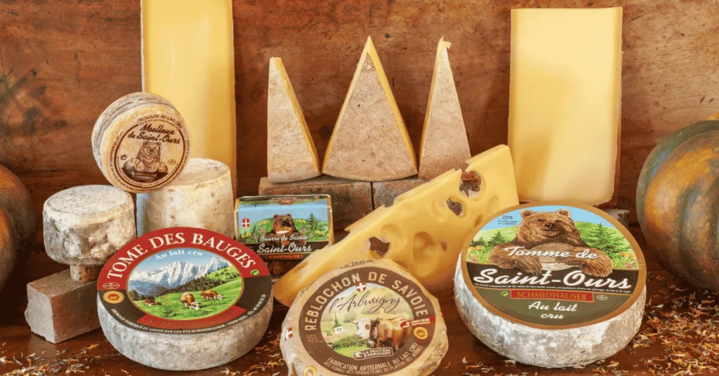 cooperative-laitiere-fromagerie-saint-ours-produits-terroir-gites-les-granges-de-capucine Présentations des fromages vendus à la coopérative laitière de Saint-Ours.