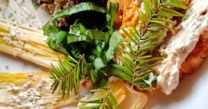 Plat original parfumé aux aiguilles de sapin, cuisiné sur place pour offrir une expérience culinaire unique lors de votre séminaire en Savoie.