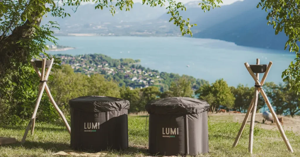 deux bains froids sont installés dans le jardin de L'Alpage, face au lac du Bourget, lors d'un stage bien être.